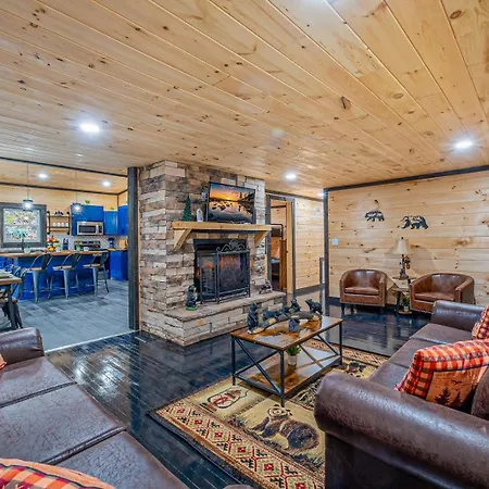 Bear Paradise Cabin With Hot Tub, Mini Golf, Court, Games & Free Ev Ready Parking